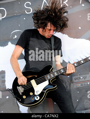 Giugno 23, 2012 - Pomona, California, Stati Uniti d'America - musicista-CHRIS NULL, il bassista di Dead Sara sul palco a Van's Warped Tour, 22 giugno 2012. Pomona Fairgrounds, Pomona, California. Stati Uniti d'America.Credit immagine cr Scott Mitchell/ZUMA premere (credito Immagine: © Scott Mitchell/ZUMAPRESS.com) Foto Stock