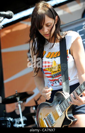 Giugno 23, 2012 - Pomona, California, Stati Uniti d'America - musicista-SIOUXISE MEDLEY, chitarrista di Dead Sara, sul palco a Van's Warped Tour, 22 giugno 2012. Pomona Fairgrounds, Pomona, California. USA.Immagine di credito Scott Mitchell/ZUMA premere (credito Immagine: © Scott Mitchell/ZUMAPRESS.com) Foto Stock