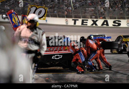 Aprile 14, 2012 - Fort Worth, TX, Stati Uniti d'America - 14 Aprile 2012 Ft. Vale la pena, Tx. Stati Uniti d'America. Pitstops durante la NASCAR Sprint Cup Samsung 500 gara al Texas Motor Speedway in Ft. Vale la pena, Tx. (Credito Immagine: © Ralph Lauer/ZUMAPRESS.com) Foto Stock