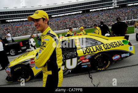 Aprile 14, 2012 - Fort Worth, TX, Stati Uniti d'America - 14 Aprile 2012 Ft. Vale la pena, Tx. Stati Uniti d'America. Joey Logano prima della NASCAR Sprint Cup Samsung 500 gara al Texas Motor Speedway in Ft. Vale la pena, Tx. (Credito Immagine: © Ralph Lauer/ZUMAPRESS.com) Foto Stock