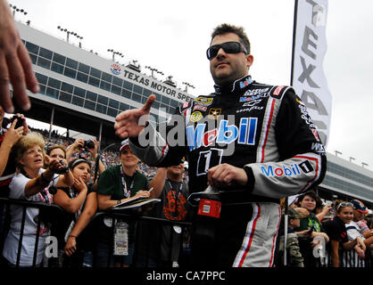 Aprile 14, 2012 - Fort Worth, TX, Stati Uniti d'America - 14 Aprile 2012 Ft. Vale la pena, Tx. Stati Uniti d'America. Tony Stewart prima della NASCAR Sprint Cup Samsung 500 gara al Texas Motor Speedway in Ft. Vale la pena, Tx. (Credito Immagine: © Ralph Lauer/ZUMAPRESS.com) Foto Stock