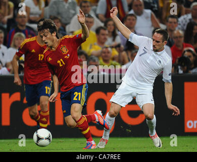 23.06.2012. Donetsk, Ucraina. La Spagna è David Silva (L) e quella della Francia Franck Ribery sfida per la sfera durante UEFA EURO 2012 quarto di finale di partita di calcio Spagna vs Francia presso Donbass Arena a Donetsk, Ucraina, 23 giugno 2012. Foto Stock