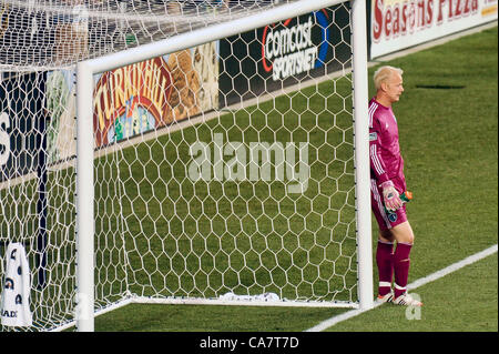 Jimmy Nielsen, portiere dello Sporting KC, si affida a un goal post frustrato dopo che la sua squadra ha ceduto 2 goal nel secondo tempo durante una partita di calcio/calcio MLS professionistica contro i Philadelphia Union Foto Stock