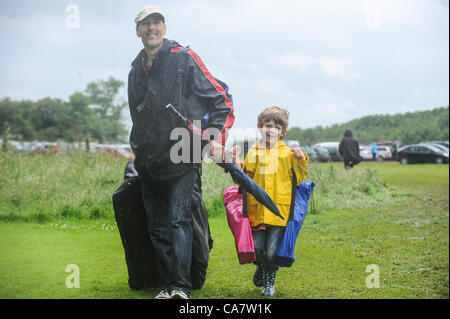 Tassa di Repro 23 Giugno, 2012. Anima e corpo festival, Ballinlough Castello, Clonmellon, nella contea di Meath. Nella foto in alto a da sinistra sono:Ivan e Killian O'Brien da Ballinteer, nella contea di Dublino. .Foto:Barry Cronin/www.barrycronin.com. info@barrycronin.com Wilkinstown, Navan, nella contea di Meath, Irlanda/046-9055044 087-9598549 Foto Stock