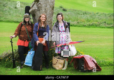 Tassa di Repro 23 Giugno, 2012. Anima e corpo festival, Ballinlough Castello, Clonmellon, nella contea di Meath. Nella foto in alto a sinistra da sono: Susan Hurley, St Margarets, County Dublin, Dee grigio, Dun Laoghaire e Marie Denham da Clontarf, Dublino dalla banda Molly Jolly Golly Super cantare..Foto:Barry Cronin/www.barrycronin.com. info@barrycronin.com Wilkinstown, Navan, nella contea di Meath, Irlanda/046-9055044 087-9598549 Foto Stock