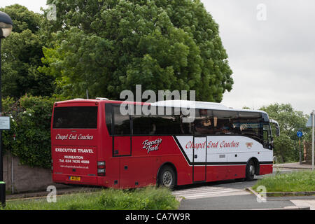 A causa di lavori di ingegneria informatica tra Wolverton e Rugby Domenica 24 giugno 2012, Londra Midland servizi tra Londra Euston e Birmingham New Street sono deviate tra Wolverton e il Rugby e non sono chiamata a Northampton e Long Buckby. Un servizio di autobus è utilizzato per la parte di tragitto. Uno degli autobus lasciando la stazione castello di Northampton England Regno Unito Foto Stock