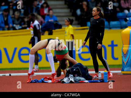 23.06.2012 Birmingham, Inghilterra. AVIVA 2012 atletica, prove olimpiche. Isobel Pooley si allunga mentre Jessica Ennis guarda le azioni alle Donne Salto in alto in azione al Alexander Stadium. Foto Stock