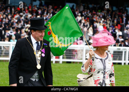 23.06.12 Ascot, Windsor, Inghilterra: Consigliere Colin Rayneri Windsor e Maidenhead mayor con la moglie per portare una bandiera australiana. La Queen's vaso durante il giorno 5 Royal Ascot Festival a Ascot Racecourse a giugno 22, 2012 in Ascot, Inghilterra. Foto Stock