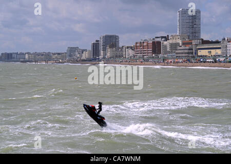 Brighton Regno Unito 24 Giugno 2012 - Jet sciatori godendo il mare increspato e brezza off Brighton Seafront oggi Foto Stock