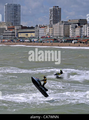 Brighton Regno Unito 24 Giugno 2012 - Jet sciatori godendo il mare increspato e brezza off Brighton Seafront oggi Foto Stock