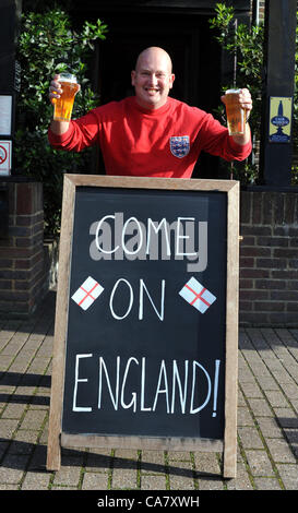 Brighton Regno Unito 24 Giugno 2012 - Inghilterra fan Damian Thorne all'uomo lungo di Wilmington pub in Patcham Foto Stock