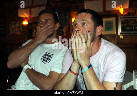 Brighton Regno Unito 24 Giugno 2012 - momenti di tensione per i tifosi inglesi all'uomo lungo di Wilmington pub in Patcham Brighton guardando la partita contro l'Italia stasera Foto Stock