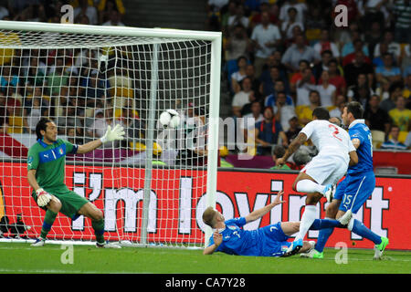 24.06.2012 , Kiev, Ucraina. Glen Johnson (Liverpool FC) quasi punteggi per l'Inghilterra ma ha il suo sforzo salvato da Buffon durante il Campionato Europeo quarto gioco finale tra Inghilterra e Italia presso lo Stadio Olimpico, Kiev. Foto Stock