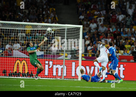 24.06.2012 , Kiev, Ucraina. Glen Johnson (Liverpool FC) quasi punteggi per l'Inghilterra ma ha il suo sforzo salvato da Buffon durante il Campionato Europeo quarto gioco finale tra Inghilterra e Italia presso lo Stadio Olimpico, Kiev. Foto Stock