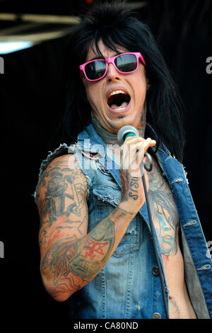 Giugno 23, 2012 - Pomona, California, Stati Uniti d'America - musicista-RONNIE RADKE e voci per cadere in retromarcia, effettuando in corrispondenza di Van's Warped Tour 2012, Pomona Fairgrounds, Pomona, California, USA, Giugno 22, 2012...immagine credito cr Scott Mitchell/ZUMA premere (credito Immagine: © Scott Mitchell/ZUMAPRESS.com) Foto Stock