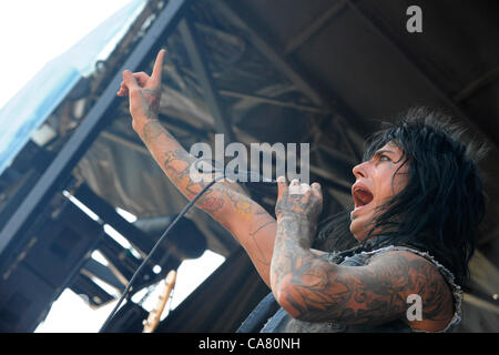 Giugno 23, 2012 - Pomona, California, Stati Uniti d'America - musicista-RONNIE RADKE e voci per la fascia di metallo che rientrano in retromarcia, effettuando al Van's Warped Tour 2012, Pomona Fairgrounds, Pomona, California, USA, Giugno 22, 2012...immagine credito cr Scott Mitchell/ZUMA premere (credito Immagine: © Scott Mitchell/ZUMAPRESS.com) Foto Stock