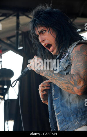 Giugno 23, 2012 - Pomona, California, Stati Uniti d'America - musicista-RONNIE RADKE e voci per la fascia di metallo che rientrano in retromarcia, effettuando al Van's Warped Tour 2012, Pomona Fairgrounds, Pomona, California, USA, Giugno 22, 2012...immagine credito cr Scott Mitchell/ZUMA premere (credito Immagine: © Scott Mitchell/ZUMAPRESS.com) Foto Stock