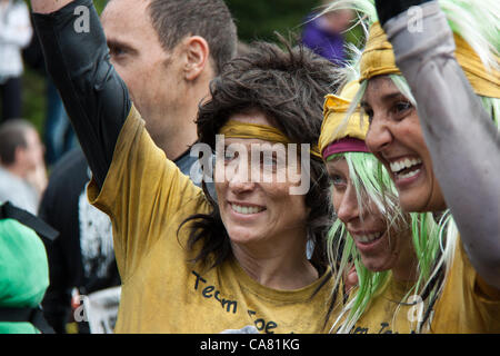 Giugno 23, 2012. I partecipanti competono nella dura Mudder evento, noto come il premier ostacolo corso serie nel mondo, al Whistler Olympic Park, Whistler, Canada Foto Stock