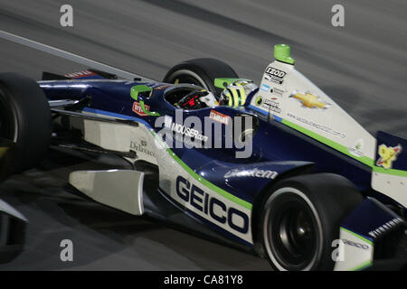 Giugno 23, 2012 - Newton, Iowa, U.S - IZOD Indycar Series, Iowa Corn 250, Newton, IA, Giugno 22-23 2012, Tony Kanaan, KV Racing Technology. (Credito Immagine: © Ron Bijlsma/ZUMAPRESS.com) Foto Stock