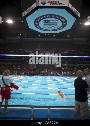 Giugno 24, 2012 - Omaha, Nebraska, Stati Uniti d'America - Nuotatori pratica presso il secolo centro Link in Omaha, Nebraska oggi è domenica 24 Jnue 2012 per la piscina olimpionica prove. Il lunedì più di 1.500 nuotatori provenienti da tutta la nazione inizia la battaglia per 52 punti sulla gli Stati Uniti nella squadra di nuoto, con l'obiettivo essendo le 2012 Olimpiadi di estate a Londra, che inizieranno il 27 luglio..ARMANDNO ARORIZIOI/PI (credito Immagine: © Armando Arorizo/Pi/Prensa Internacional/ZUMAPRESS.com) Foto Stock