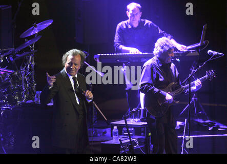 Il cantante spagnolo Julio Iglesias suona dal vivo al cocert in Arena O2 a Praga, nella Repubblica ceca il 23 giugno 2012. (CTK foto/Stanislav Peska) Foto Stock