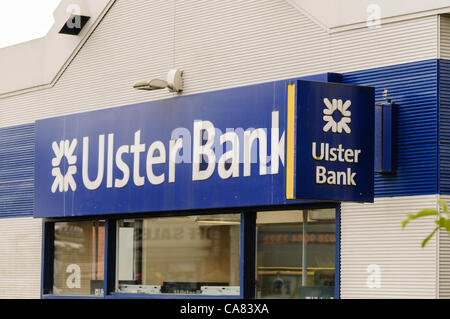 Newtownabbey, 25/06/2012 - Ulster Bank continua a sperimentare difficoltà tecniche con i clienti in grado di accedere ai fondi, i fondi sono versati su conti o accedere ai servizi on-line Foto Stock