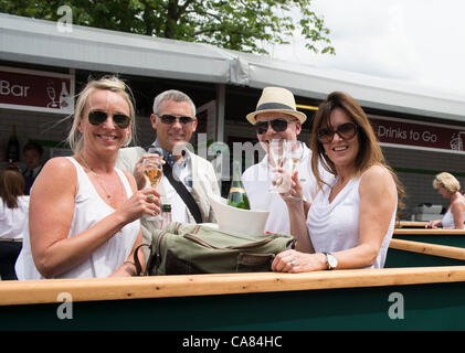 25.06.2012. Il torneo di Wimbledon Tennis Championships 2012 tenutosi presso il All England Lawn Tennis e Croquet Club di Londra, Inghilterra, Regno Unito. Intorno al giardino - vista generale. Spettatori gustare champagne prima della partita. Foto Stock