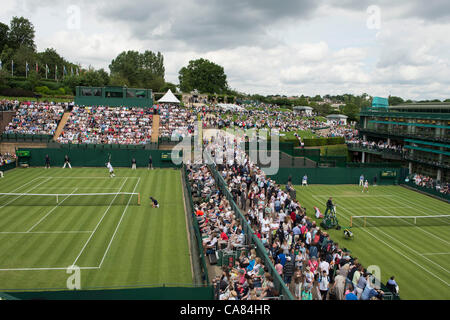 25.06.2012. Il torneo di Wimbledon Tennis Championships 2012 tenutosi presso il All England Lawn Tennis e Croquet Club di Londra, Inghilterra, Regno Unito. Intorno al giardino - vista generale. Al di fuori di tribunali shot dal Media center del tetto. Foto Stock