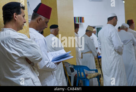 NABLUS, West Bank - 24 giugno : i membri delle antiche comunità samaritana prega durante il giorno santo di Shavuot in Monte Gherizim il 24 giugno 2012, Shavuot è una vacanza commemoretas l'anniversario del giorno in cui Dio ha dato la Torah ad Israele Foto Stock