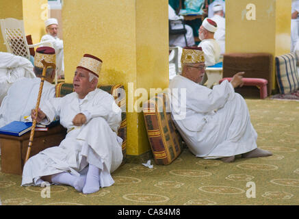 NABLUS, West Bank - 24 giugno : i membri delle antiche comunità samaritana prega durante il giorno santo di Shavuot in Monte Gherizim il 24 giugno 2012, Shavuot è una vacanza commemoretas l'anniversario del giorno in cui Dio ha dato la Torah ad Israele Foto Stock