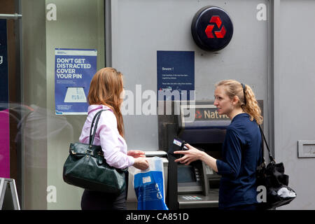 NatWest Bank, Marylebone High Street, London, Regno Unito 25.06.2012 Natwest e della Royal Bank of Scotland stavano lottando per cancellare un grande accumulo di conto bancario i pagamenti dopo il fissaggio di un guasto del calcolatore che ha lasciato i clienti in grado di pagare le bollette o spostare denaro. Foto Stock