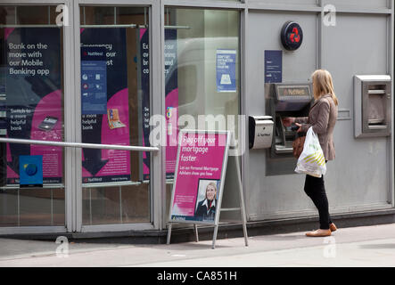 NatWest Bank, Marylebone High Street, London, Regno Unito 25.06.2012 Natwest e della Royal Bank of Scotland stavano lottando per cancellare un grande accumulo di conto bancario i pagamenti dopo il fissaggio di un guasto del calcolatore che ha lasciato i clienti in grado di pagare le bollette o spostare denaro. Foto Stock