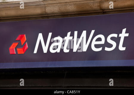 NatWest Bank, Marylebone High Street, London, Regno Unito 25.06.2012 Natwest e della Royal Bank of Scotland stavano lottando per cancellare un grande accumulo di conto bancario i pagamenti dopo il fissaggio di un guasto del calcolatore che ha lasciato i clienti in grado di pagare le bollette o spostare denaro. Foto Stock