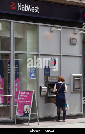 NatWest Bank, Marylebone High Street, London, Regno Unito 25.06.2012 Natwest e della Royal Bank of Scotland stavano lottando per cancellare un grande accumulo di conto bancario i pagamenti dopo il fissaggio di un guasto del calcolatore che ha lasciato i clienti in grado di pagare le bollette o spostare denaro. Foto Stock