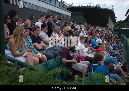 Il 25 giugno, 2012. Gli spettatori sul primo giorno del Tennis campionati a tutti England Lawn Tennis e Croquet Club, Wimbledon. Foto Stock