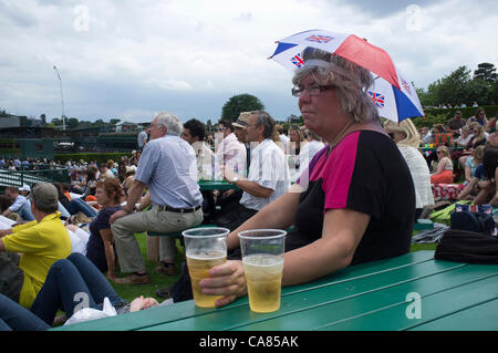 Il 25 giugno, 2012. Gli spettatori sul primo giorno del Tennis campionati a tutti England Lawn Tennis e Croquet Club, Wimbledon. Foto Stock