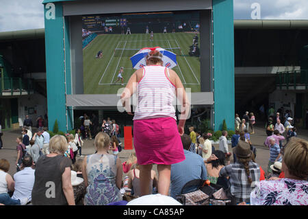 Il 25 giugno, 2012. Gli spettatori sul primo giorno del Tennis campionati a tutti England Lawn Tennis e Croquet Club, Wimbledon. Foto Stock