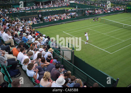 Il 25 giugno, 2012. Gli spettatori sul primo giorno del Tennis campionati a tutti England Lawn Tennis e Croquet Club, Wimbledon. Foto Stock