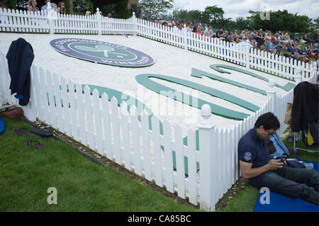 Il 25 giugno, 2012. Gli spettatori sul primo giorno del Tennis campionati a tutti England Lawn Tennis e Croquet Club, Wimbledon. Foto Stock