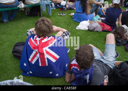 Il 25 giugno, 2012. Gli spettatori sul primo giorno del Tennis campionati a tutti England Lawn Tennis e Croquet Club, Wimbledon. Foto Stock