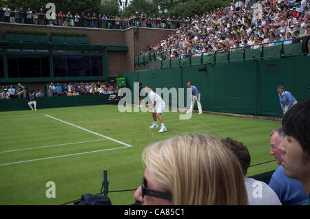 Il 25 giugno, 2012. Gli spettatori sul primo giorno del Tennis campionati a tutti England Lawn Tennis e Croquet Club, Wimbledon. Foto Stock