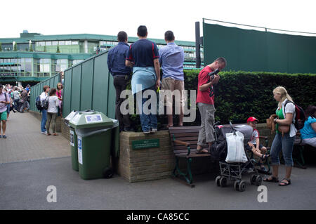 Il 25 giugno, 2012. Gli spettatori sul primo giorno del Tennis campionati a tutti England Lawn Tennis e Croquet Club, Wimbledon. Foto Stock