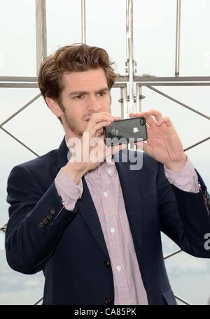 Andrew Garfield di presenze per la sorprendente SPIDER-MAN gettano luce Empire State Building, l'Empire State Building, New York, NY Giugno 25, 2012. Foto di: Derek Storm/Everett Collection Foto Stock