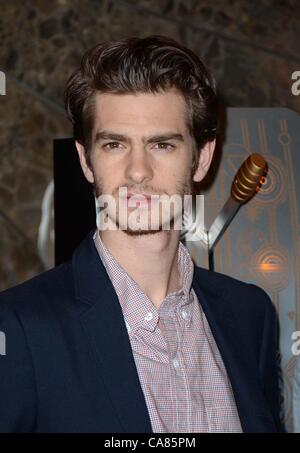 Andrew Garfield di presenze per la sorprendente SPIDER-MAN gettano luce Empire State Building, l'Empire State Building, New York, NY Giugno 25, 2012. Foto di: Derek Storm/Everett Collection Foto Stock