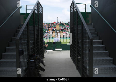 Il 25 giugno, 2012. Gli spettatori sul primo giorno del Tennis campionati a tutti England Lawn Tennis e Croquet Club, Wimbledon. Foto Stock