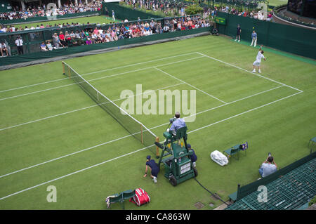 Il 25 giugno, 2012. Gli spettatori sul primo giorno del Tennis campionati a tutti England Lawn Tennis e Croquet Club, Wimbledon. Foto Stock