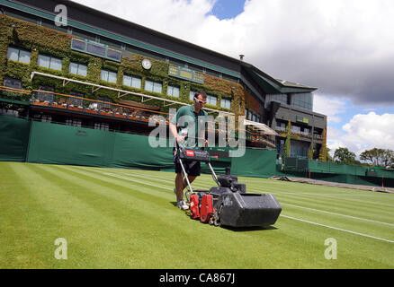 Il taglio di erba & Centre Court i campionati di Wimbledon 20 All England Tennis Club Wimbledon Londra Inghilterra 25 Giugno 2012 Foto Stock