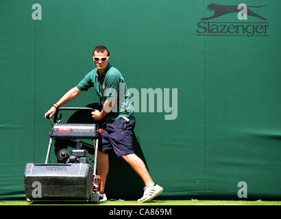 Il taglio di erba i campionati di Wimbledon 2012 i campionati di Wimbledon 20 All England Tennis Club Wimbledon LONDON EN Foto Stock