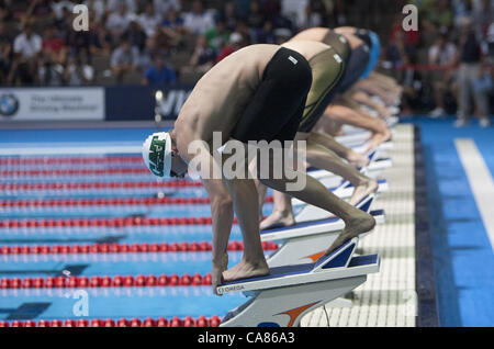 Giugno 25, 2012 - Omaha, Nebraska, Stati Uniti d'America - Nuotatori competere negli uomini 100 metri rana prelims presso la piscina olimpionica di prove del Team a CenturyLink Center su Giugno 25, 2012 in Omaha, Nebraska.. Più di 1.500 nuotatori provenienti da tutta la nazione inizia la battaglia per 52 punti sulla gli Stati Uniti nella squadra di nuoto, con l'obiettivo essendo le 2012 Olimpiadi di estate a Londra, che inizieranno il 27 luglio..ARMANDO ARORIZIOI/PI (credito Immagine: © Armando Arorizo/Pi/Prensa Internacional/ZUMAPRESS.com) Foto Stock