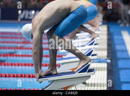 Giugno 25, 2012 - Omaha, Nebraska, Stati Uniti d'America - Nuotatori competere negli uomini 100 metri rana prelims presso la piscina olimpionica di prove del Team a CenturyLink Center su Giugno 25, 2012 in Omaha, Nebraska.. Più di 1.500 nuotatori provenienti da tutta la nazione inizia la battaglia per 52 punti sulla gli Stati Uniti nella squadra di nuoto, con l'obiettivo essendo le 2012 Olimpiadi di estate a Londra, che inizieranno il 27 luglio. (Credito Immagine: © Armando Arorizo/Prensa Internacional/ZUMAPRESS.com) Foto Stock